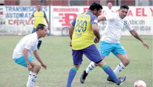  ?? FOTO: MATÍAS RODRÍGUEZ ?? Crackers-Materiales Gráficos goleó 7-1 a Stasasa en la segunda jornada de la categoría Máster.