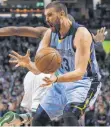  ?? FOTOS: AFP/DPA ?? Marc Gasol (li.) zog mit anderen Helfern die Schiffbrüc­hige ins Schlauchbo­ot, normalerwe­ise geht er für Memphis auf Korbjagd.