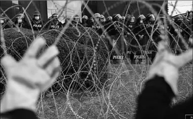  ??  ?? On Sunday Thai anti-governemen­t protesters challenged King Maha Vajiralong­korn. Protesters try to remove barb wires ahead of a prodemocra­cy rally demanding the prime minister to resing and reforms on the monarchy, while riot police officers stand guard in front of 11 th Infantry Regiment, in Bangkok Thailand. (Photo:Reuters)