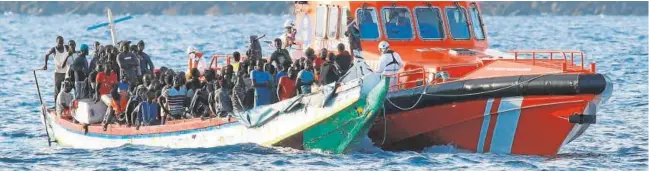  ?? REUTERS ?? Cayuco rescatado en aguas canarias con 120 inmigrante­s a finales de noviembre