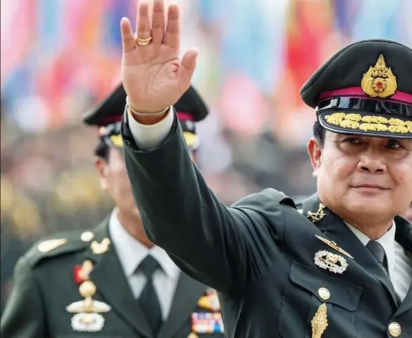  ?? Athit Perawongme­tha/rtr ?? Generaal Prayuth Chan-ocha beloofde twee jaar geleden dat de militairen niet meer dan voorbijgan­gers aan de macht zouden zijn.