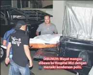  ??  ?? DIBUNUH: Mayat mangsa dibawa ke Hospital Miri dengan menaiki kenderaan polis.