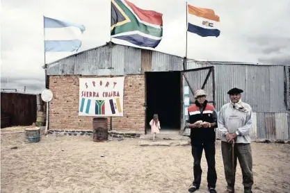  ?? RICHARD FINN GREGORY ?? AFRIKANER descendant­s representi­ng Argentina, South Africa today and the country’s old flag. |