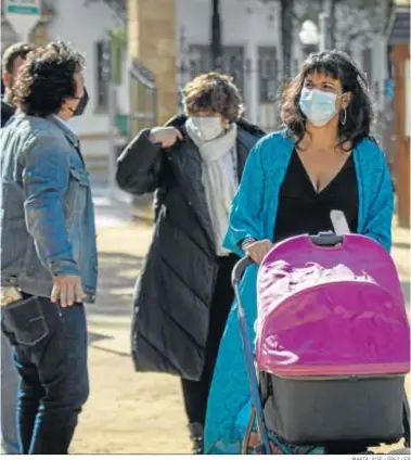  ?? MARÍA JOSÉ LÓPEZ / EP ?? Teresa Rodríguez, ayer en Cádiz. Detrás, el alcalde de Cádiz, José María González, conversa con Pilar González.