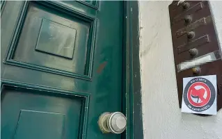  ??  ?? Segnale Uno degli adesivi applicati ai citofoni di un’abitazione nel centro di Pavia con la dicitura «Qui abita un antifascis­ta» (Foto Milani)