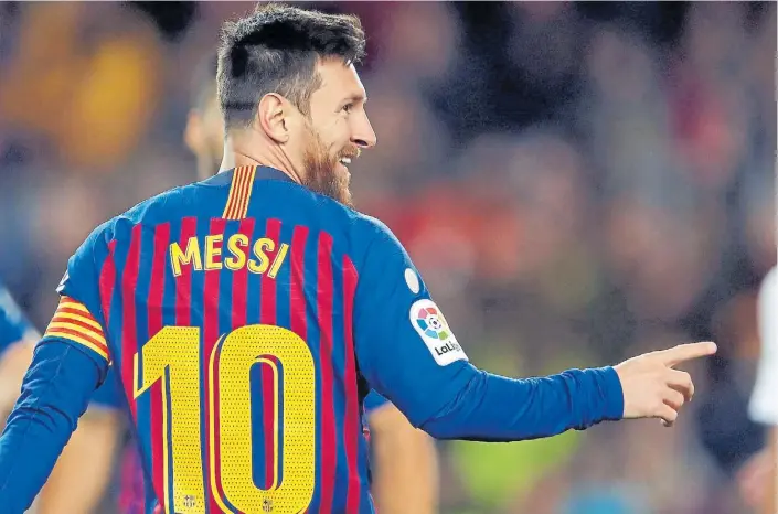  ?? EFE ?? Uno más. Sonrisa y felicidad de Messi después de vencer al arquero Riesgo. El rosarino es “pichichi” y tiene más goles que cinco equipos del torneo. Suárez, su socio, hizo doblete.