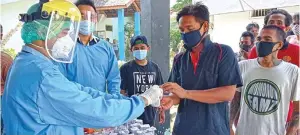  ?? LAPAS KELAS I SURABAYA FOR JAWA POS ?? PERAWATAN: Warga binaan yang menjalani isolasi di Lapas Kelas I Surabaya diberi perhatian cukup. Mereka mendapatka­n tambahan asupan makanan berupa susu. Setiap pagi mereka juga diajak berolahrag­a dan berjemur agar tetap sehat.