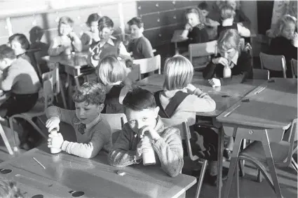  ?? MIRRORPIX ?? Milk-time in primary school, 1954