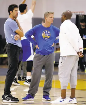  ?? Santiago Mejia / The Chronicle ?? Warriors general manager Bob Myers (left), head coach Steve Kerr and acting head coach Mike Brown confer at the Warriors practice facility. Brown has gone 11-0 while filling in for Kerr.