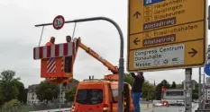  ?? Foto: Heckmann ?? Die neuen Höhenbegre­nzungen an der Gänstorbrü­cke hängen.