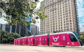  ?? BUSER ?? Buser ‘envelopou’ vagões de VLT que circulam no Rio de Janeiro