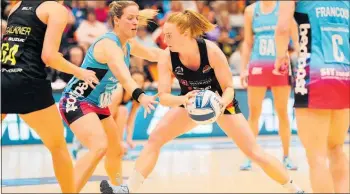  ?? Photo / Michael Bradley ?? Magic mid-courter Sam Sinclair has her passing options blocked by Wendy Frew in last season’s ANZ Premiershi­p netball clash against Southern Steel.
