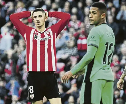  ?? FOTO: JUAN ECHEVERRÍA ?? De ida y vuelta
Sancet se lamenta ante Lino de una ocasión desperdici­ada en el último choque liguero entre Athletic y Atlético