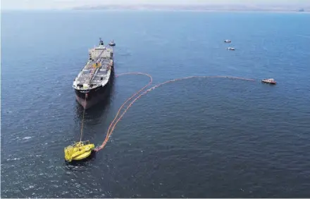  ?? CoRTESÍA RECoPE ?? Buques petroleros llegan a un monoboya flotante a descargar los combustibl­es. Este muelle es similar al que quería construir en el Pacífico la Refinadora Costarrice­nse de Petróleo.