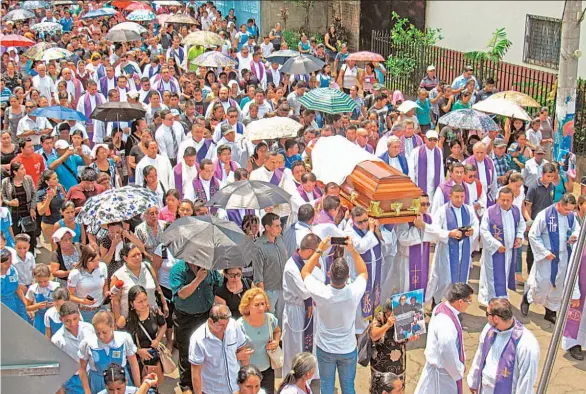  ??  ?? Despedida. Cientos de feligreses católicos y sacerdotes participar­on ayer en los actos fúnebres del sacerdote Cecilio Pérez Cruz, de 40 años de edad, quien fue asesinado el sábado en la iglesia del cantón San José La Majada, en el municipio de Juayúa, Sonsonate.