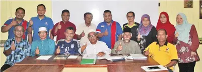  ??  ?? ALIAS (tiga kanan) bersama ahli MPP Sub Zon 8 selepas mengadakan mesyuarat di Balai Raya Kg Lubok Temiang, malam Selasa.