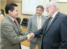  ?? DAX MELMER ?? Leamington Mayor John Patterson, right, meets with Dr. Jose Herlindo Velazquez Fernandez, left, municipal president of Salvatierr­a, Mexico, and Mexican consul Alberto Bernal on Wednesday.