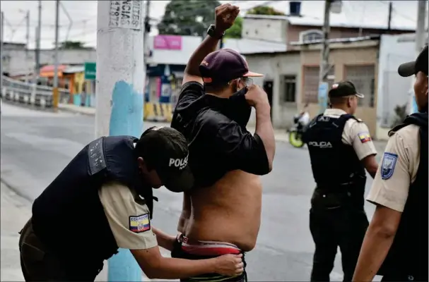  ?? ?? Politiet foretager ransagning ved et checkpoint i byen Guayaquil i Ecuador. Foto: Reuters/Vicente Gaibor del Pino