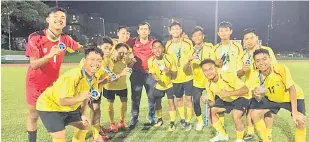  ??  ?? BERPOTENSI: Helearn (enam kiri) bersama Alan (lima kiri) dan pemain Sarawak yang lain pada aksi final Kejohanan Bola Sepak MSSM Peringkat Kebangsaan di Pulau Pinang, Ogos tahun lalu.
