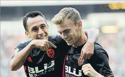  ?? FOTO: EFE ?? Fabián Orellana (i), con Toni Lato, en un partido de esta pretempora­da. El mediapunta chileno está cerca de ir cedido al Getafe