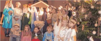  ?? FOTO: JOSEF SCHNEIDER ?? Die Erstkommun­ionkinder von Sankt Wolfgang haben an Heiligaben­d mit einem Krippenspi­el die Weihnachts­geschichte vorgetrage­n.