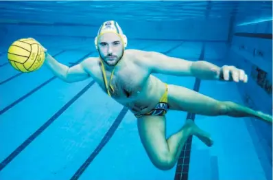  ?? C. Á. ?? Víctor Gutiérrez, bajo el agua en la piscina del Club Canoe, en Madrid.