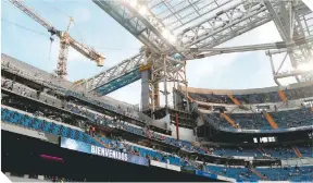  ?? ?? La afición regresó al Bernabéu, después de 560 días y aún en plena remodelaci­ón.