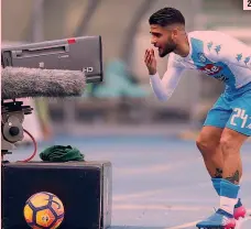  ?? LAPRESSE ?? 1 Hamsik deposita in rete il pallone del momentaneo 2-0 per il Napoli 2 L’esultanza di Insigne davanti alla telecamera a bordocampo 3 Il tiro con cui Zielinski firma il terzo gol del Napoli 4 Lo striscione dei tifosi azzurri contro De Laurentiis dopo...