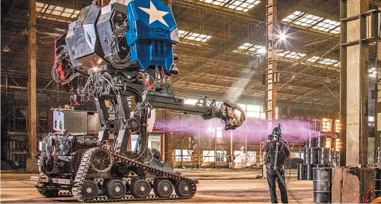  ??  ?? de la empresa estadunide­nse MegaBots, pesa 12 toneladas y mide 4.8 metros de altura.