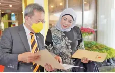  ?? ?? Sharifah Hasidah in conversati­on with Deputy Premier Dato Sri Dr Sim Kui Hian prior to the start of the sitting.