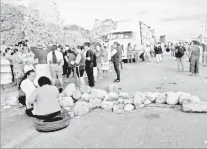  ??  ?? Con piedras y palos, ejidatario­s de la comunidad Kilómetro 50, municipio José María Morelos, bloquearon ayer varios tramos de la carretera federal Mérida-Chetumal. En la imagen, durante uno de los cierres ■ Foto Carlos Águila