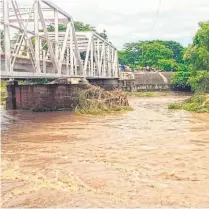 ??  ?? Cierre. Autoridade­s de la frontera La Hachadura cerraron el paso en el puente Arce, por la crecida del río Paz.