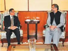  ??  ?? ■ Prime Minister Shahid Khaqan Abbasi during a meeting with Chief Justice of Pakistan Justice Saqib Nisar at the Supreme Court in Islamabad on Tuesday.