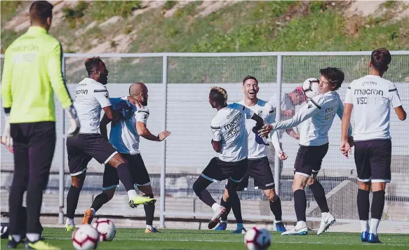  ??  ?? O treino de ontem foi muito animado. Há bom ambiente em Guimarães