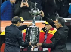  ??  ?? Trofeo de la Copa Libertador­es que ganó River en el Bernabéu.