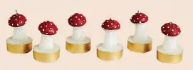  ?? ?? ] La Amanita Muscaria crece debajo de los pinos, de ahí que se asocie con la Navidad. El rojo que se identifica con estos días es por esta seta, en forma de vela en este ‘pack’ de seis de Zara Home. 7,95 euros.