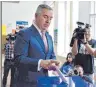  ?? FOTO: DPA ?? Milo Djukanovic bei der Stimmabgab­e.