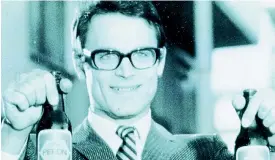  ??  ?? Shopping in Italia.Un giovane Terence Hill in uno spot pubblicita­rio della birra Peroni del 1967