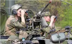  ?? ?? Eine Soldatin und ein Soldat aus Norwegen klären während der Übung „Wettiner Heide“Ziele für die Artillerie auf.