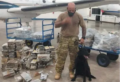  ?? DIVULGAÇÃO / SSP-BA ?? Droga no aeroporto foi encontrada por cães farejadore­s da Polícia Civil baiana