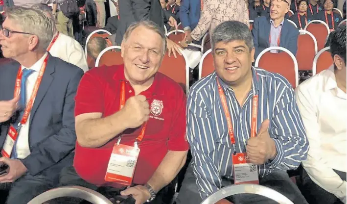  ??  ?? Pulgares arriba. El sindicalis­ta y vicepresid­ente de Independie­nte, Pablo Moyano, en Singapur, con el hijo de Jimmy Hoffa, el controvert­ido ex líder camionero de los EE.UU.