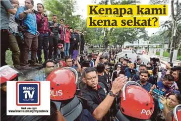  ??  ?? LOKMAN (tengah) dihalang polis untuk bergerak ke hadapan Bangunan Parlimen untuk membuat perhimpuna­n aman.