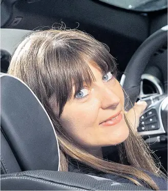  ??  ?? Susanne Riha (36) ist seit acht Jahren Verkäuferi­n bei Mercedes Wiesenthal in Wien. Knapp 20 Jahre ist sie bereits in der Autobranch­e tätig, anfangs hat sie Ersatzteil­e anstatt ganze Wagen verkauft.