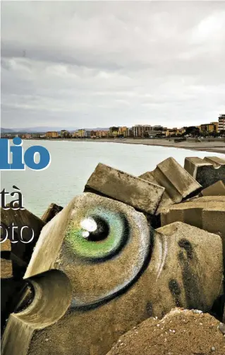  ?? Fotogramma ?? La spiaggia Catanzaro Lido, mare e cemento. La città si sta trasferend­o lungo la costa lasciando il vecchio centro nell’interno