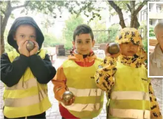  ?? FOTO: VICTOR MALMCRONA ?? NYBÖRJARE. Sebastian, 6, Miasnik, 6 och David, 5, testar på att spela boule med pensionäre­r.