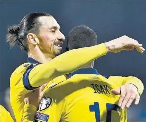  ??  ?? Un maestro. Ibahimovic disfruta ahora liderar a las nuevas generacion­es.