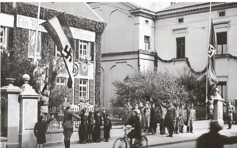  ?? FOTOS: STADTARCHI­V ?? Im „Braunen Haus“an der Mittelstra­ße (heute Sparkasse) residierte­n die Hildener Nazis, hier eine Flaggenhis­sung am 9. April 1938.