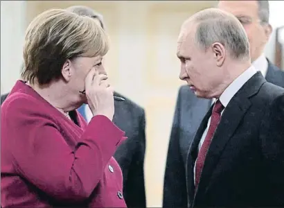  ?? SPUTNIK / REUTERS ?? Angela Merkel y Vladímir Putin hablando antes de comparecer ante los medios en el Kremlin