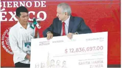  ??  ?? •El gobierno federal entregó cheques a 2 poblacione­s pobres de Oaxaca.