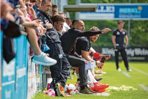  ?? Foto: Julian Leitenstor­fer ?? Wird es das letzte Spiel für Guido Kandziora auf der Trainerban­k des TSV Landsberg? Er verlässt den Verein nach Saisonende auf jeden Fall. Ob er den TSV in der Bayernliga halten kann, wird sich zeigen.